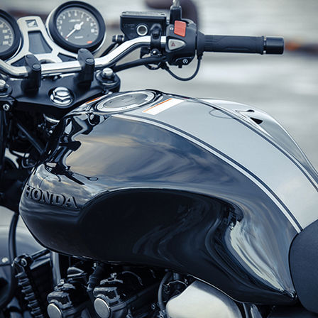 Vista dettagliata del serbatoio carburante della Honda CB1100 RS.