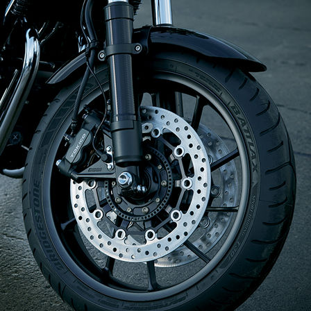 Vista dettagliata della ruota e dei dischi freno della Honda CB1100 RS.