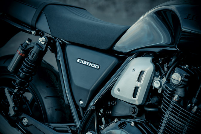 Vista dettagliata del pannello laterale della Honda CB1100 RS.