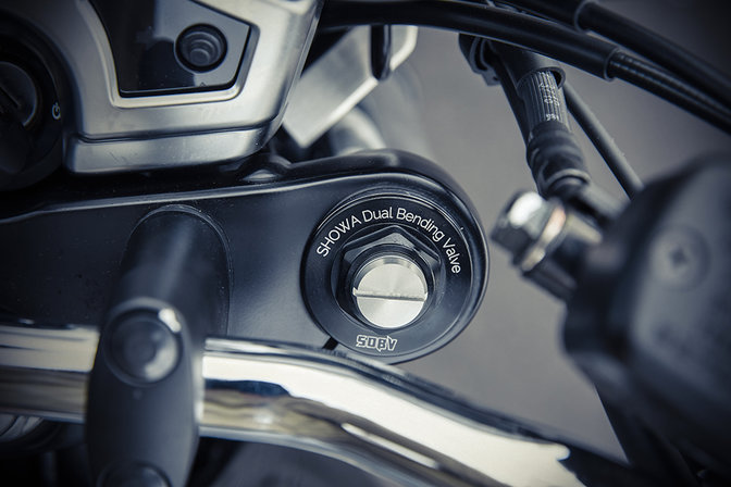 Vista dettagliata della sospensione anteriore della Honda CB1100 RS.