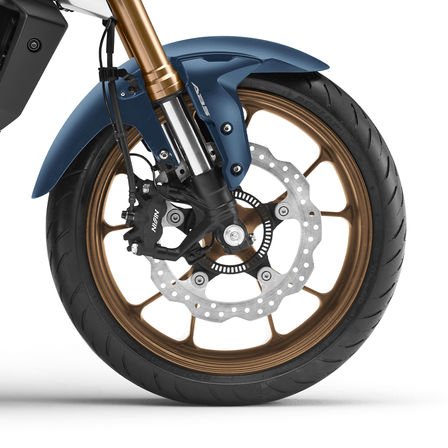 Honda CB125R, lato destro, primo piano sulla ruota anteriore e sui freni, scatto in studio, moto blu