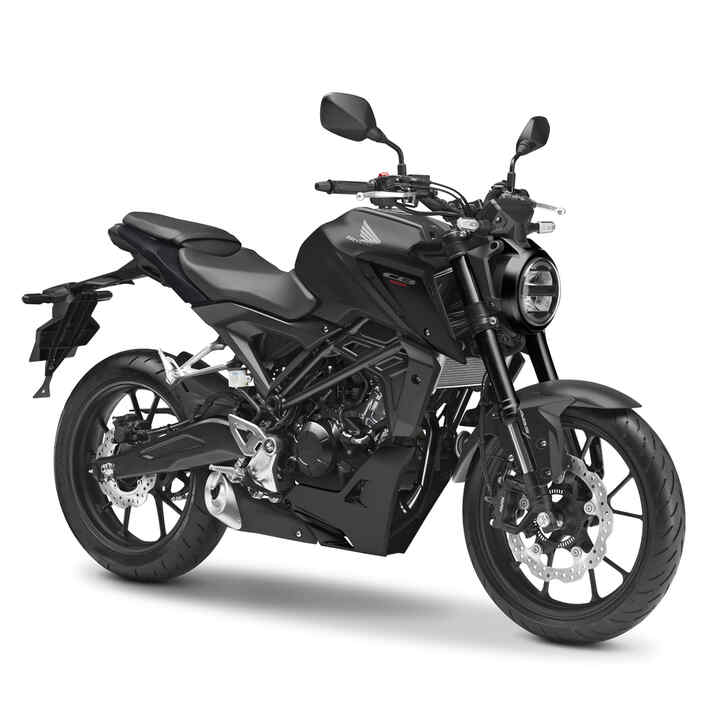 Honda CB125R, vista anteriore di tre quarti destra, scatto in studio, moto nera