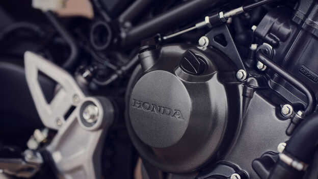 Primo piano del motore Honda CB300R monocilindrico DOHC a quattro valvole.