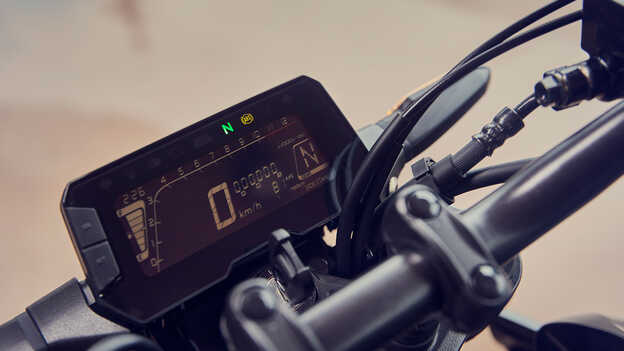 Primo piano del cruscotto LCD trasparente di Honda CB300R con indicatore della marcia inserita