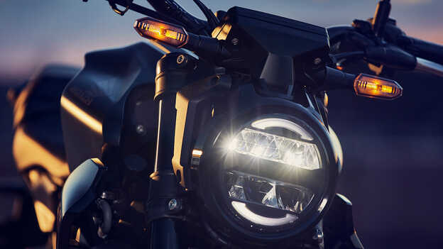 Primo piano dell'illuminazione Full LED della Honda CB300R 