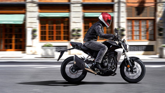 Inquadratura laterale in azione della Honda CB300R Neo Sports Café su strada.