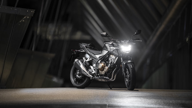 CB500F, vista di 3/4 frontale destra, di notte in ambiente urbano