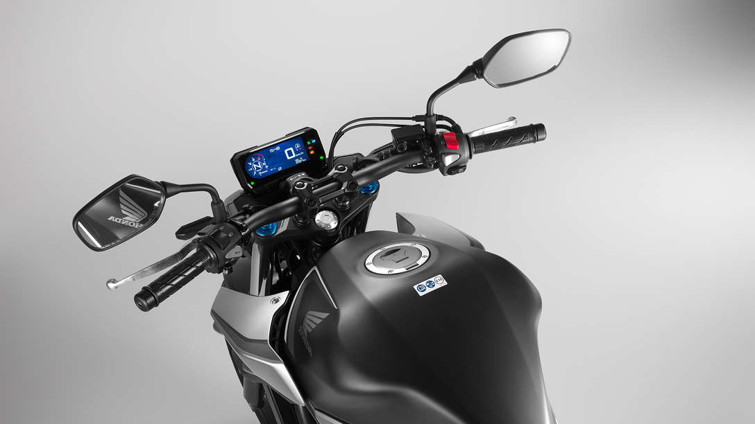 CB500F, dettaglio del posto di guida