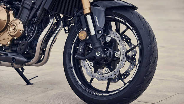 CB500F - Nuovi freni a disco anteriori doppi e pinze a montaggio radiale