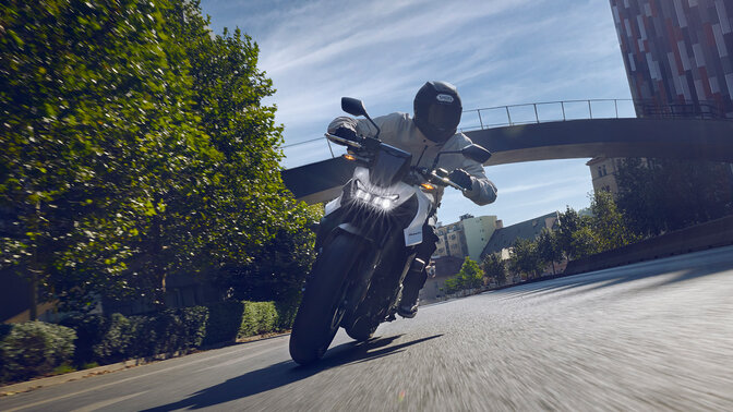 Honda CB750 Hornet guidata in un tunnel