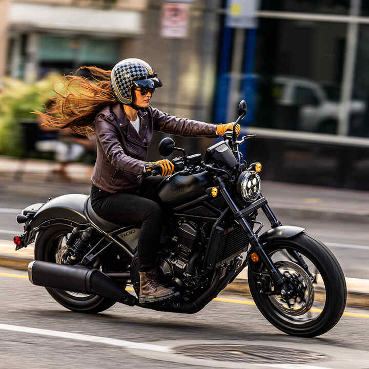 Modello su Honda CMX1100 in un contesto urbano.