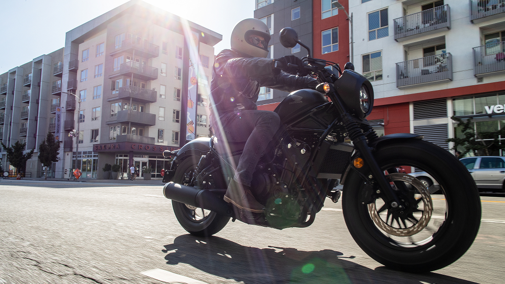 Vista frontale di CMX500 Rebel che mostra l'illuminazione full LED