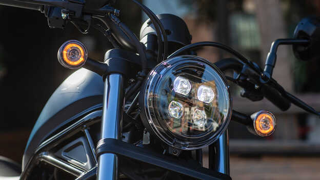 Vista frontale di CMX500 Rebel che mostra l'illuminazione full LED