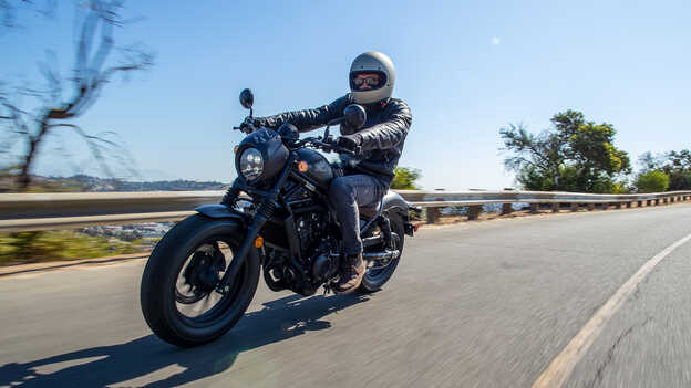 Pilota su Honda CMX500 Rebel su strada.