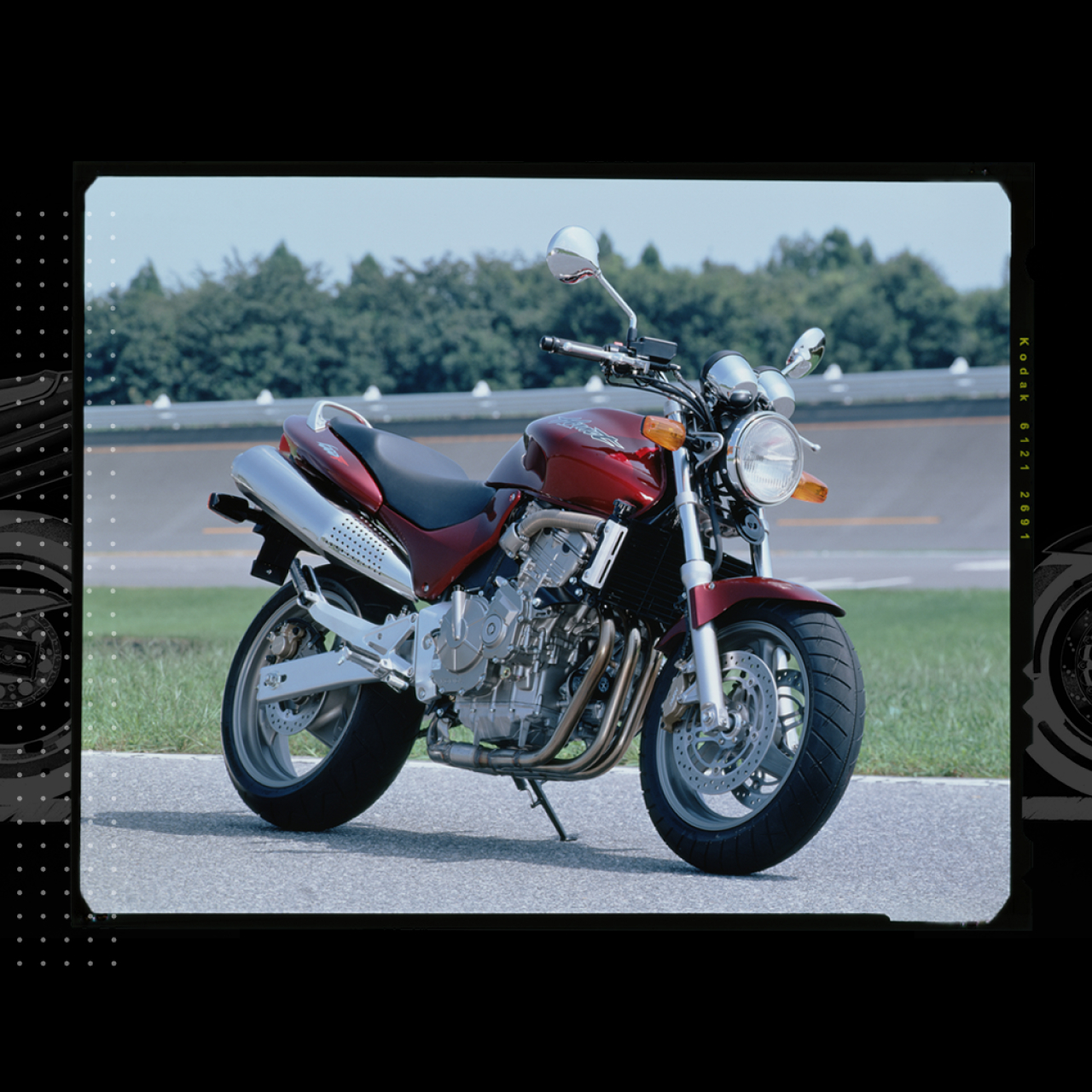 Vista frontale di tre quarti della Honda Hornet parcheggiata su una pista.