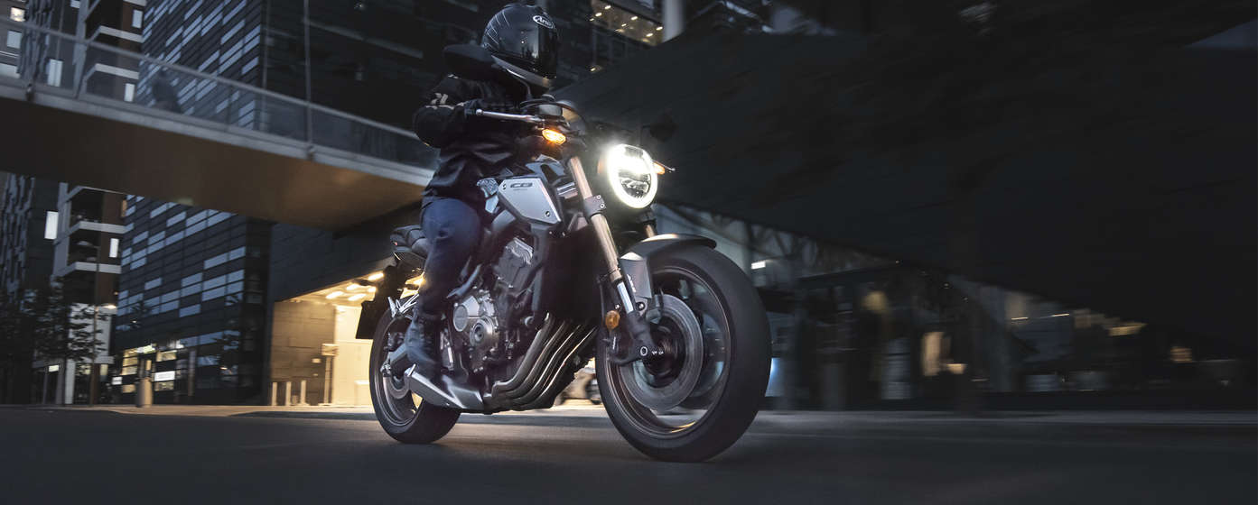 Honda CB650R guidata in un ambiente urbano.