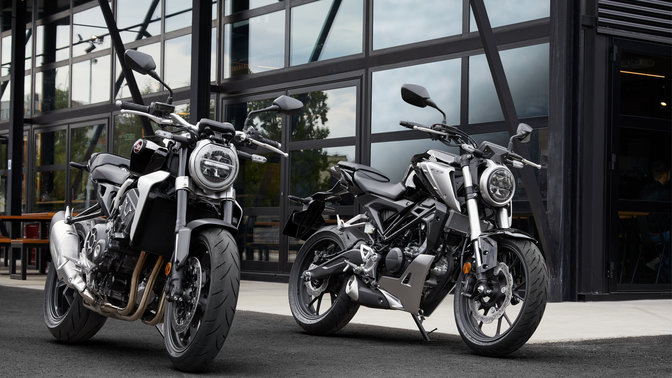 Honda CB1000R e CB125R parcheggiate su una strada.