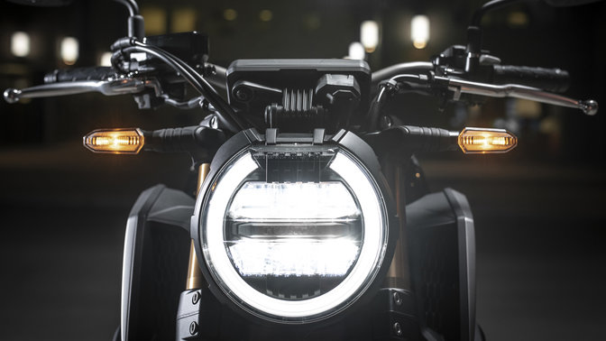 Primo piano dei fari anteriori della Honda CB650R.