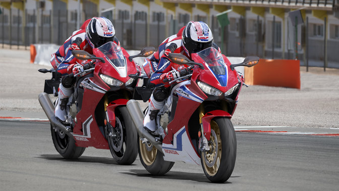 Honda CBR1000RR Fireblade e Honda CBR1000RR Fireblade SP su pista.