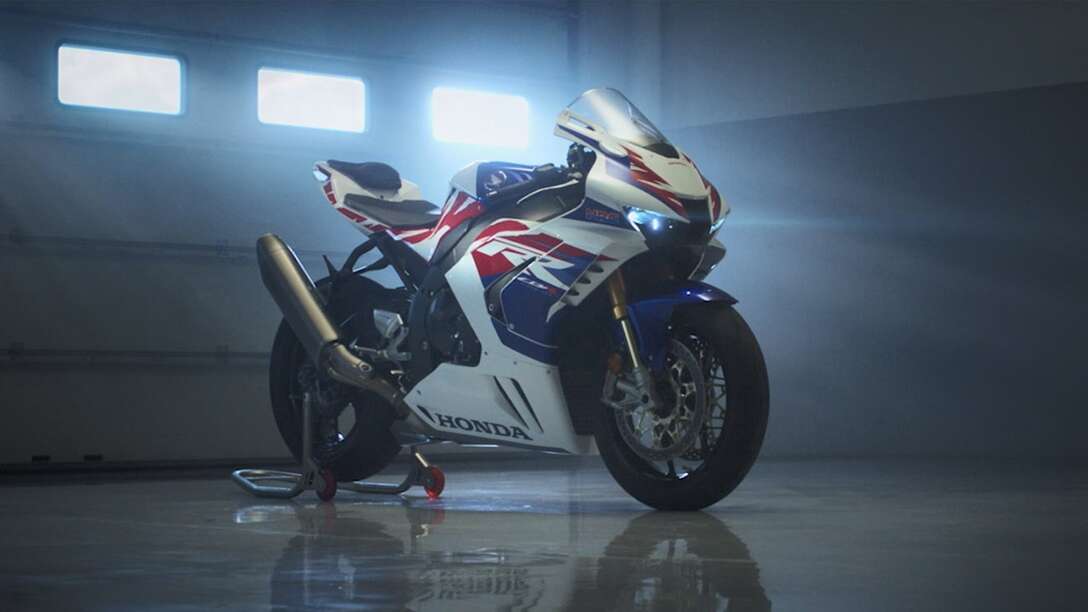 Honda CBR1000RR-R Fireblade con un pilota in pista