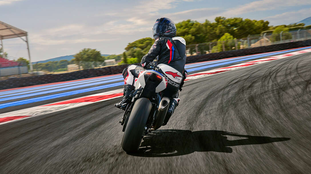 Lato posteriore della Honda CBR1000RR-R Fireblade con un pilota in pista