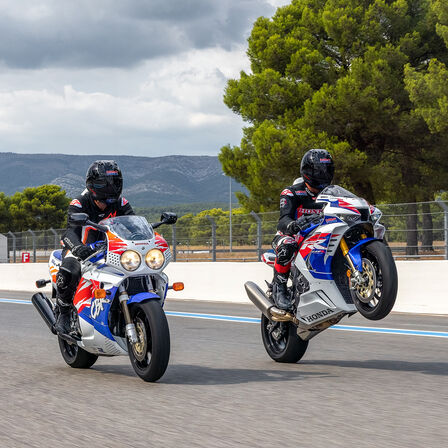 Vista di tre quarti laterale della Honda CBR1000RR-R Fireblade e Fireblade SP parcheggiate su una pista