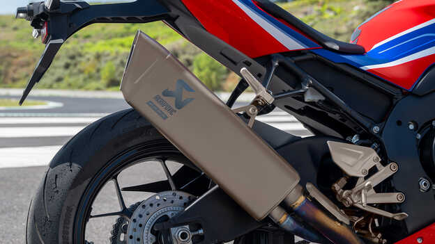 Honda CBR1000RR-R Fireblade con silenziatore Akrapovic in titanio leggero ad alta efficienza