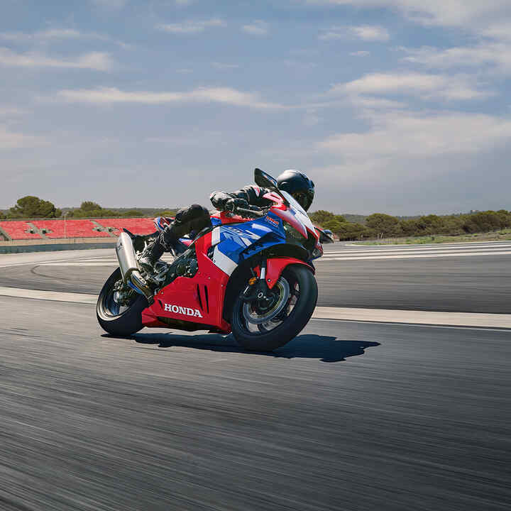 Honda CBR1000RR-R Fireblade con motore a quattro cilindri in linea a elevato numero di giri