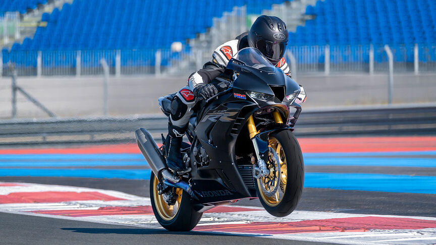 Honda CBR1000RR-R Fireblade SP con motore semi-cam a quattro cilindri in linea a elevato numero di giri