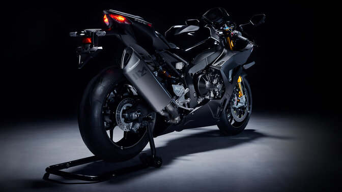  Vista posteriore destra della CBR1000RR-R Fireblade Carbon Edition