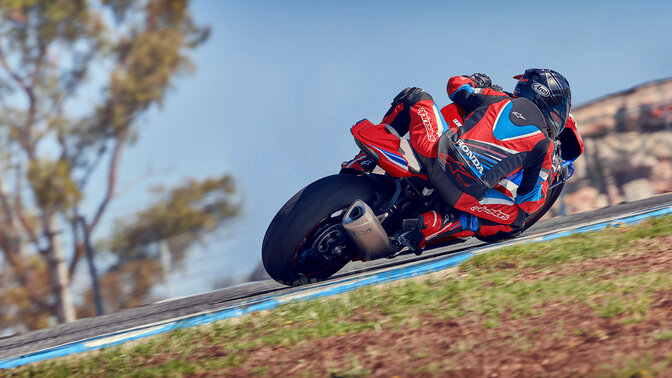 Vista posteriore di un pilota su Honda CBR1000RR-R Fireblade in pista.