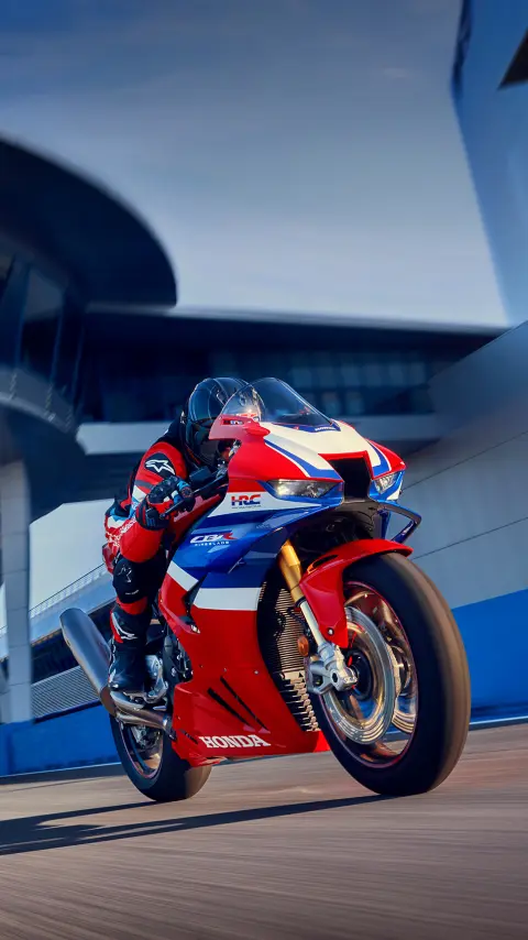 Pilota su CBR1000RR-R Fireblade in pista.