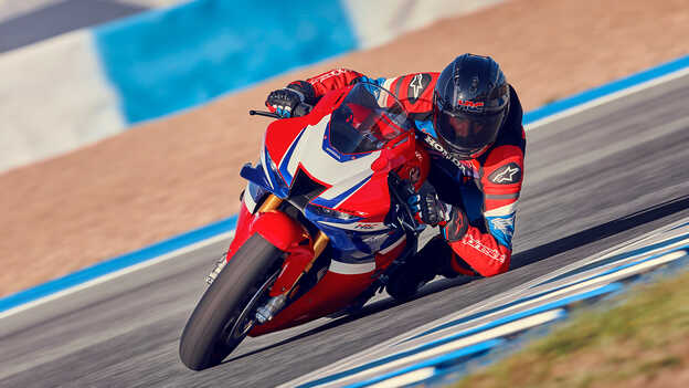 Pilota su Honda CBR1000RR-R Fireblade in pista in curva.