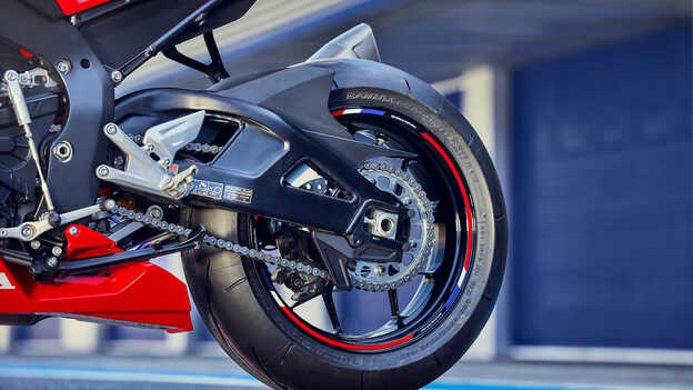 Primo piano della ruota posteriore di Honda CBR1000RR-R Fireblade.
