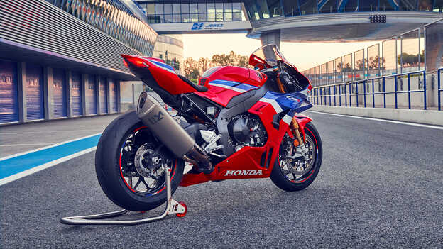 Vista posteriore di Honda CBR1000RR-R Fireblade in pista con il terminale di scarico in titanio Akrapovič.