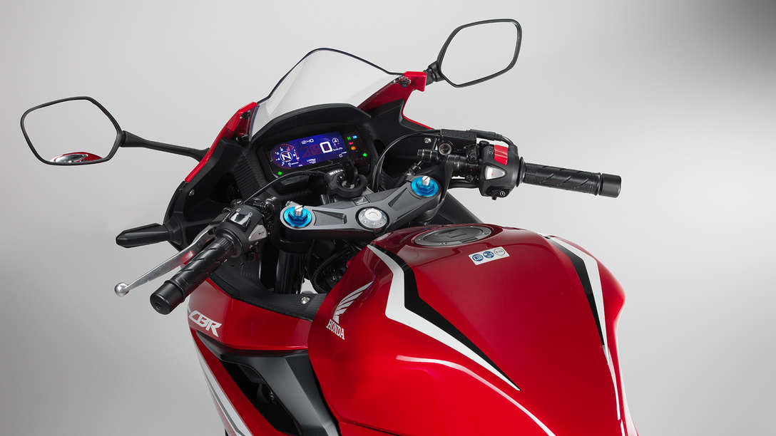 CBR500R, dettaglio del posto di guida