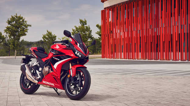 CBR500R Stile aggressivo da super sport e nuova grafica