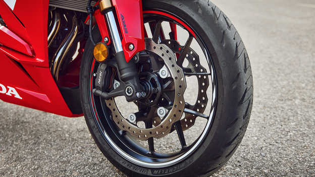 CBR500R Nuovi freni a disco anteriori doppi con pinze a montaggio radiale