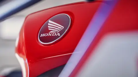 Primo piano del logo Honda di CBR600RR