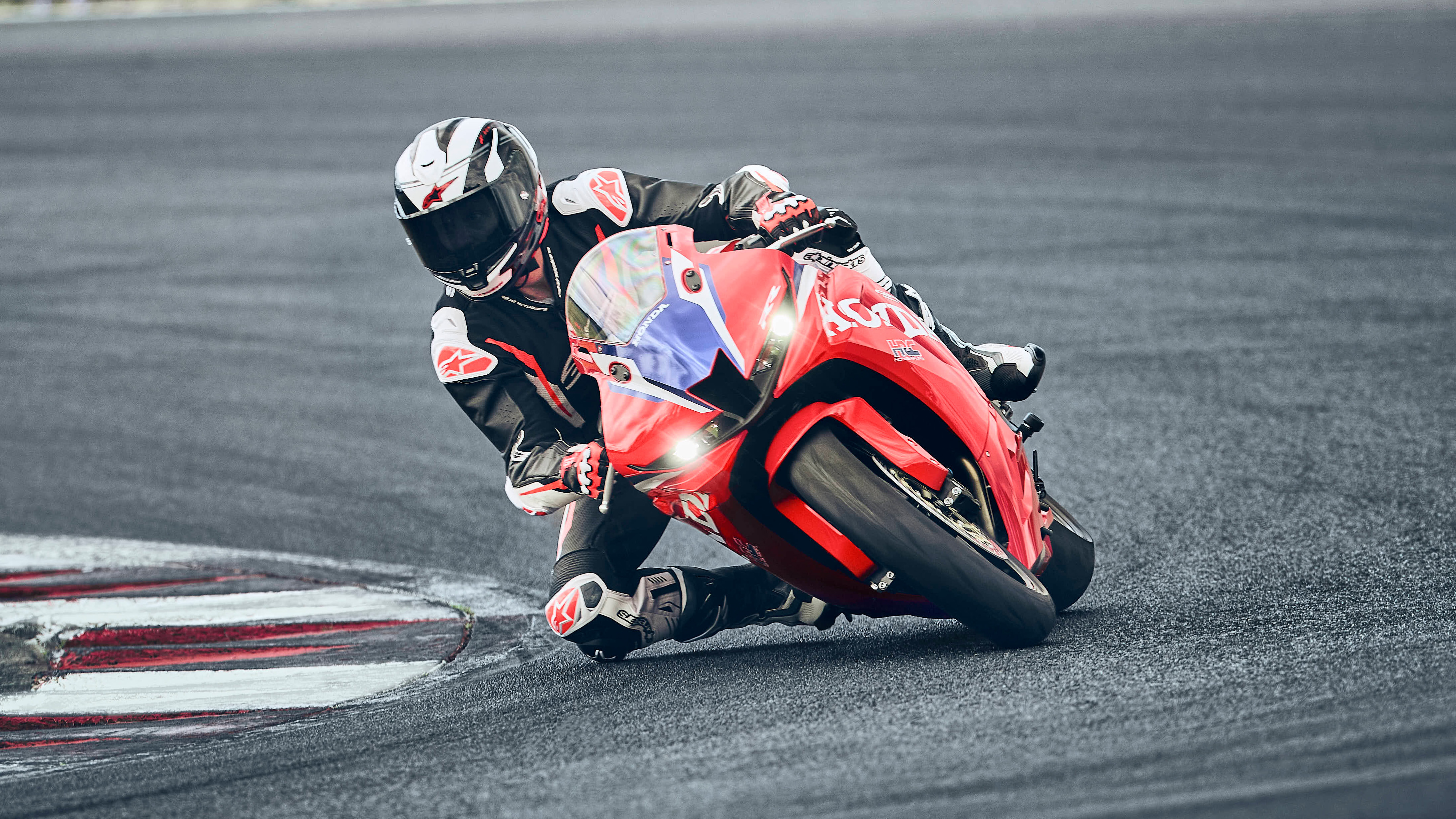 Silenziatore dello scarico singolo centrale della CBR600RR.