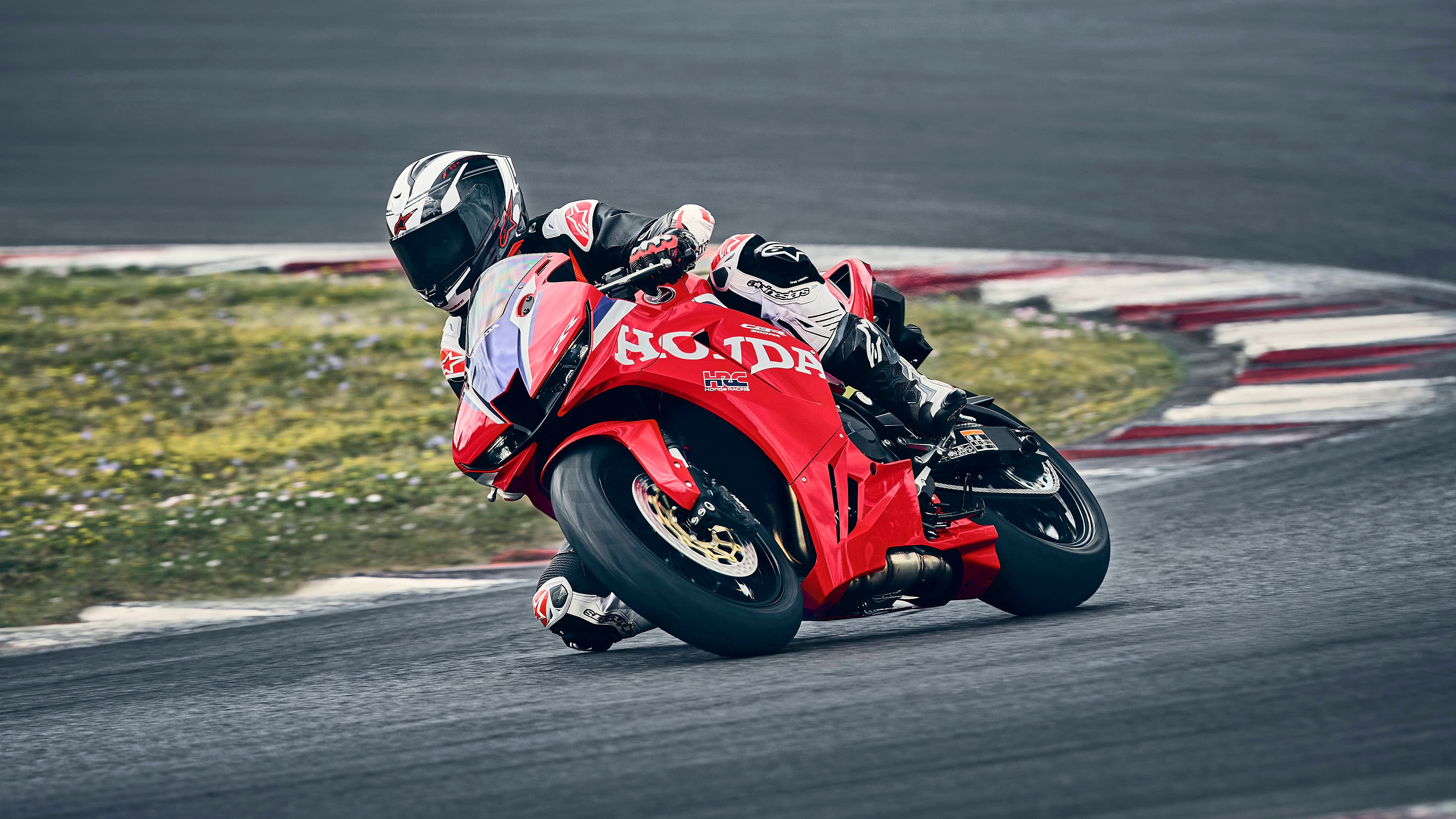 CBR600RR in pista al tramonto.