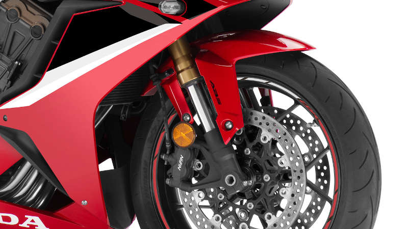 CBR650R, scatto in studio, primo piano sulla forcella separata Showa