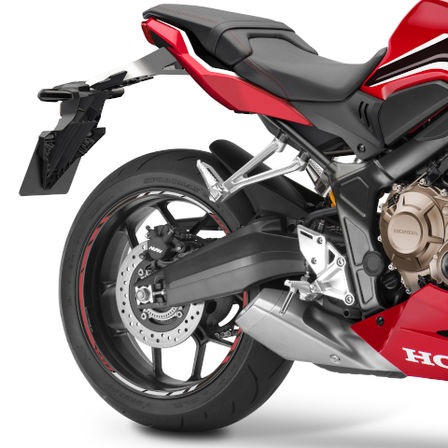 CBR650R, scatto in studio, primo piano sulla ruota posteriore