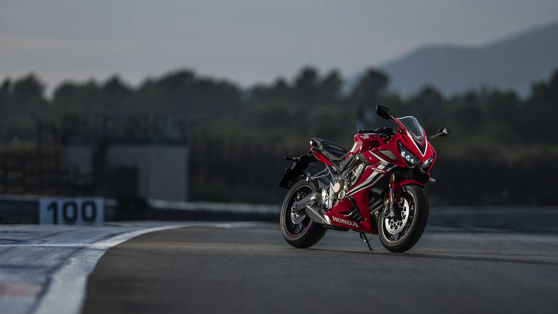 CBR650R, vista di tre quarti frontale destra, scatto su pista