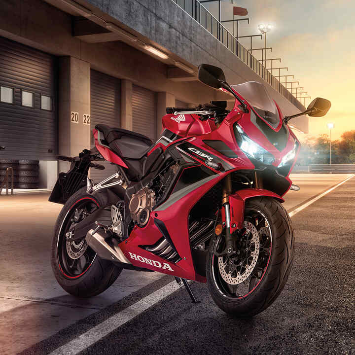 CBR650R, vista di tre quarti frontale destra, scatto in studio