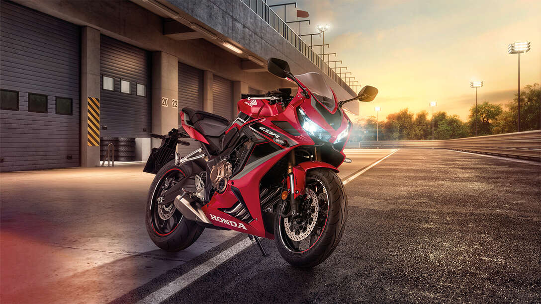 CBR650R, vista di tre quarti frontale destra, scatto in studio