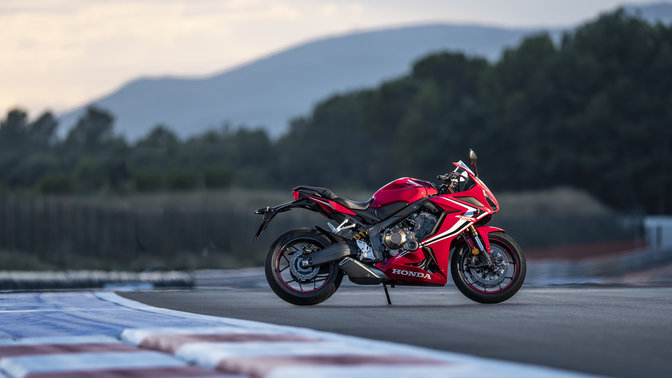 La Honda CBR650R in pista.