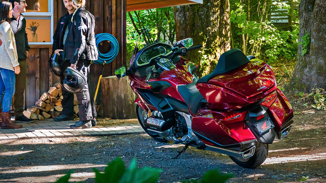 Honda Gold Wing parcheggiata in un ambiente rurale.