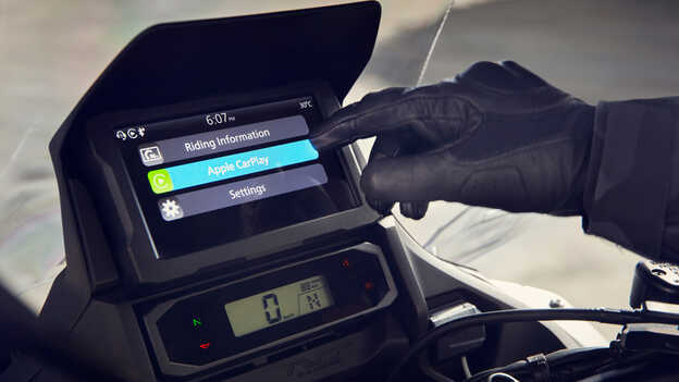 Touchscreen Honda NT1100 con connettività per smartphone.