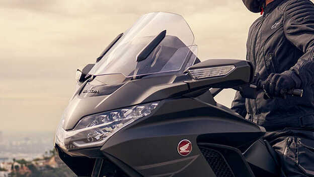 Honda GL1800 Gold Wing, parabrezza a regolazione elettrica